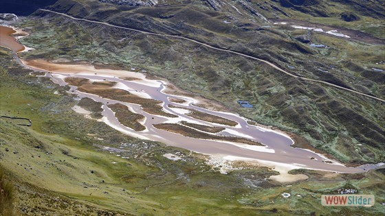 Blick vom  Cacanapunta 4760m zu einen eisenhaltigen See